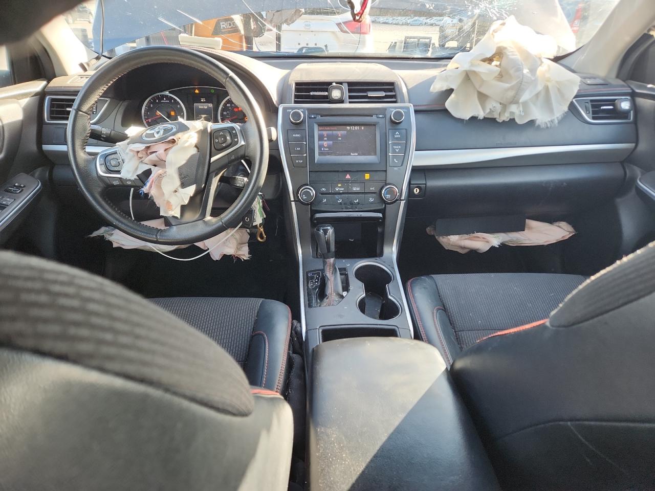 Toyota Camry Le Image 8