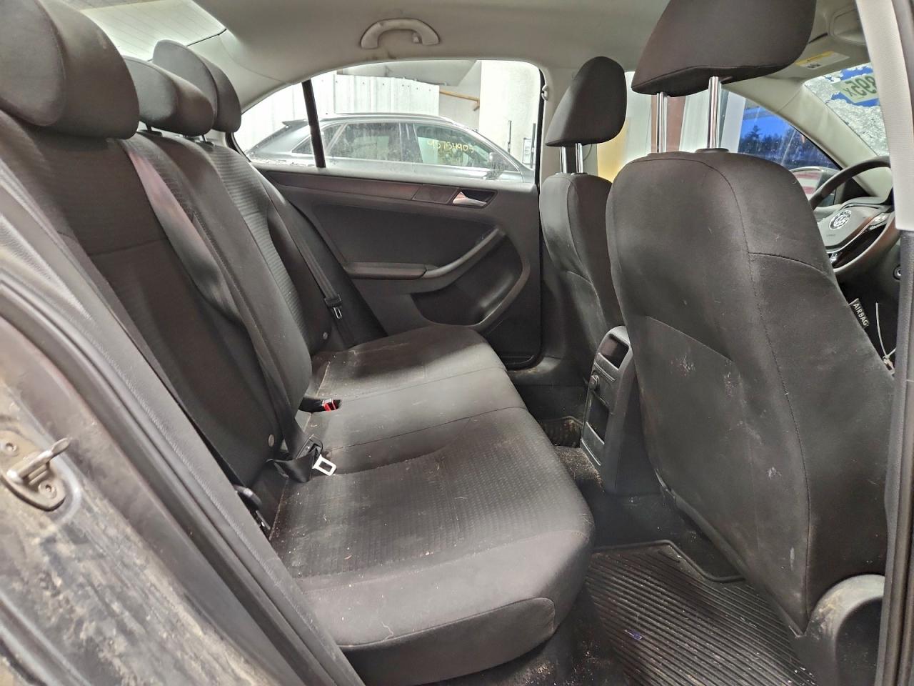 Volkswagen Jetta S Image 6