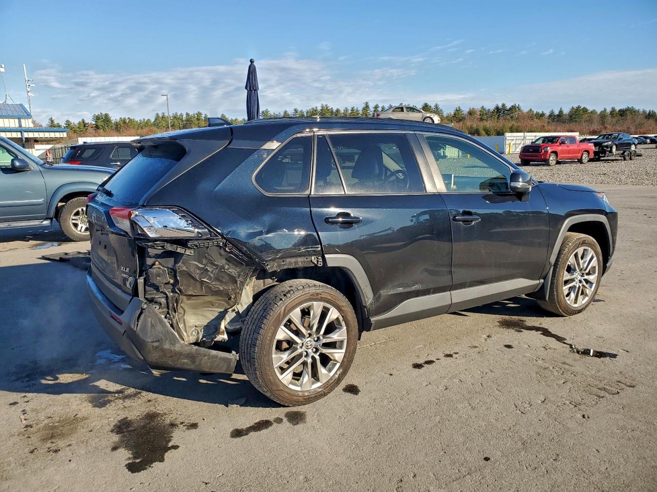 Toyota RAV4 Xle Premium Image 3