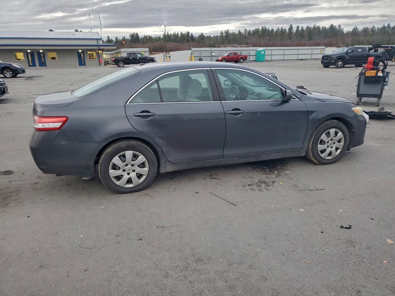 Toyota Camry Base Image 3