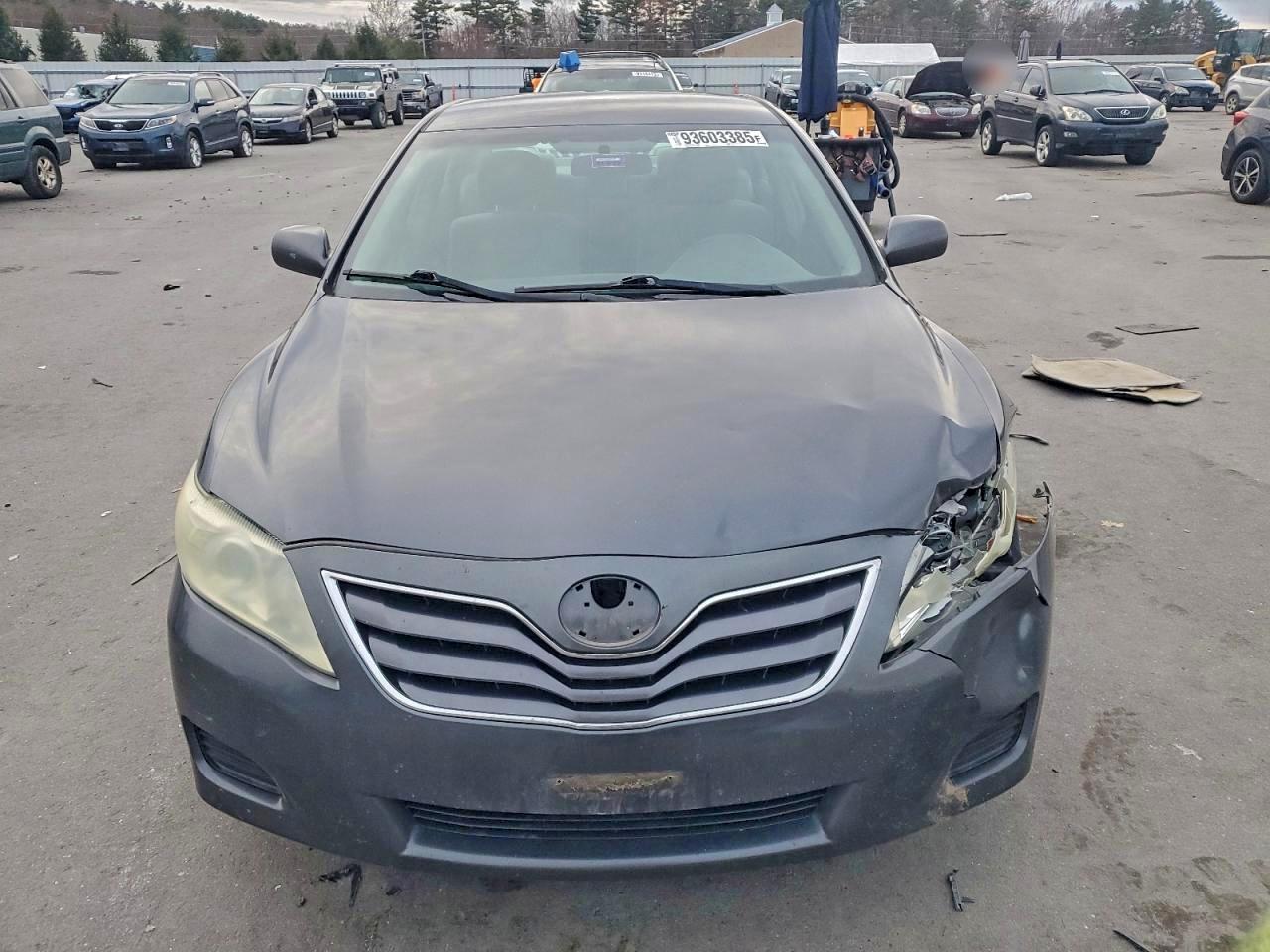 Toyota Camry Base Image 8