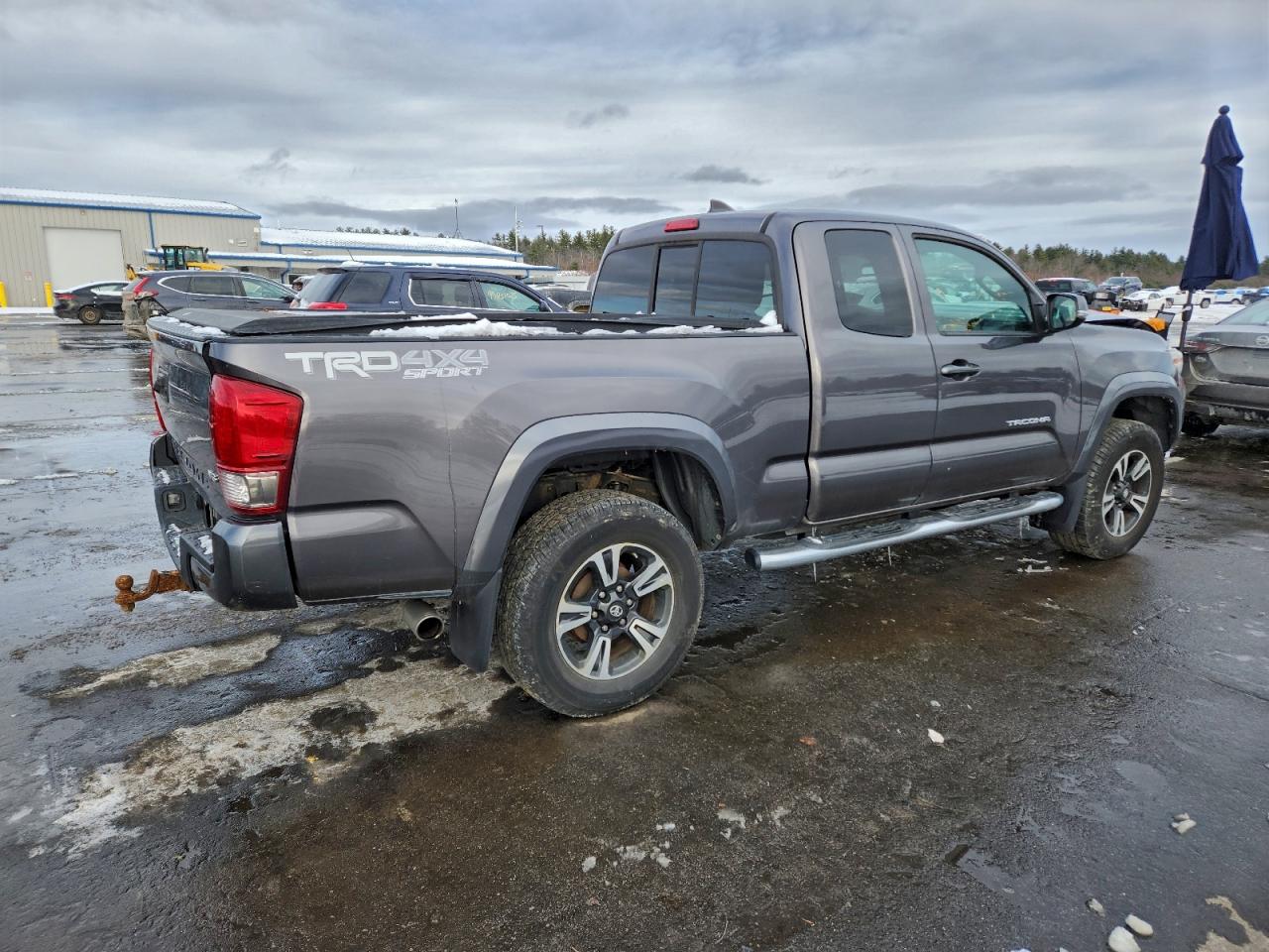 Toyota Tacoma Access Cab Image 3