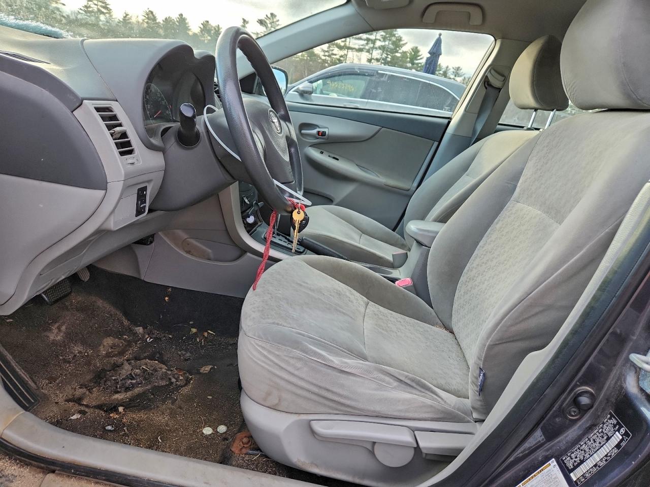 Toyota Corolla Base Image 12