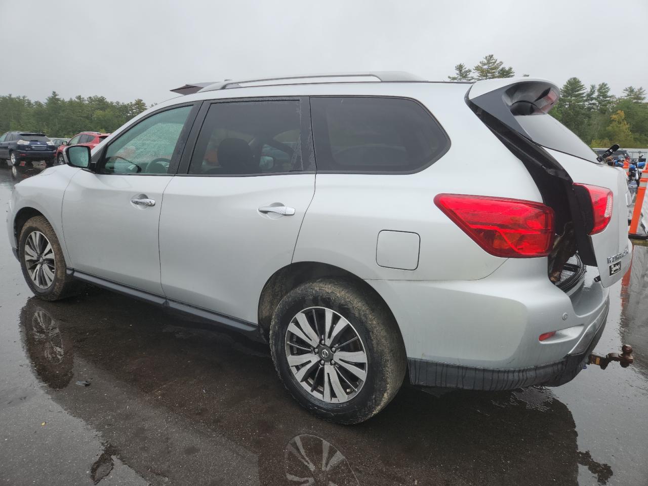 Nissan Pathfinder S Image 2