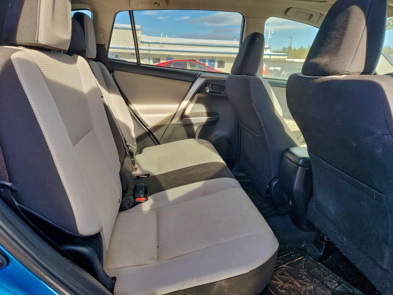 Toyota RAV4 Le Image 9