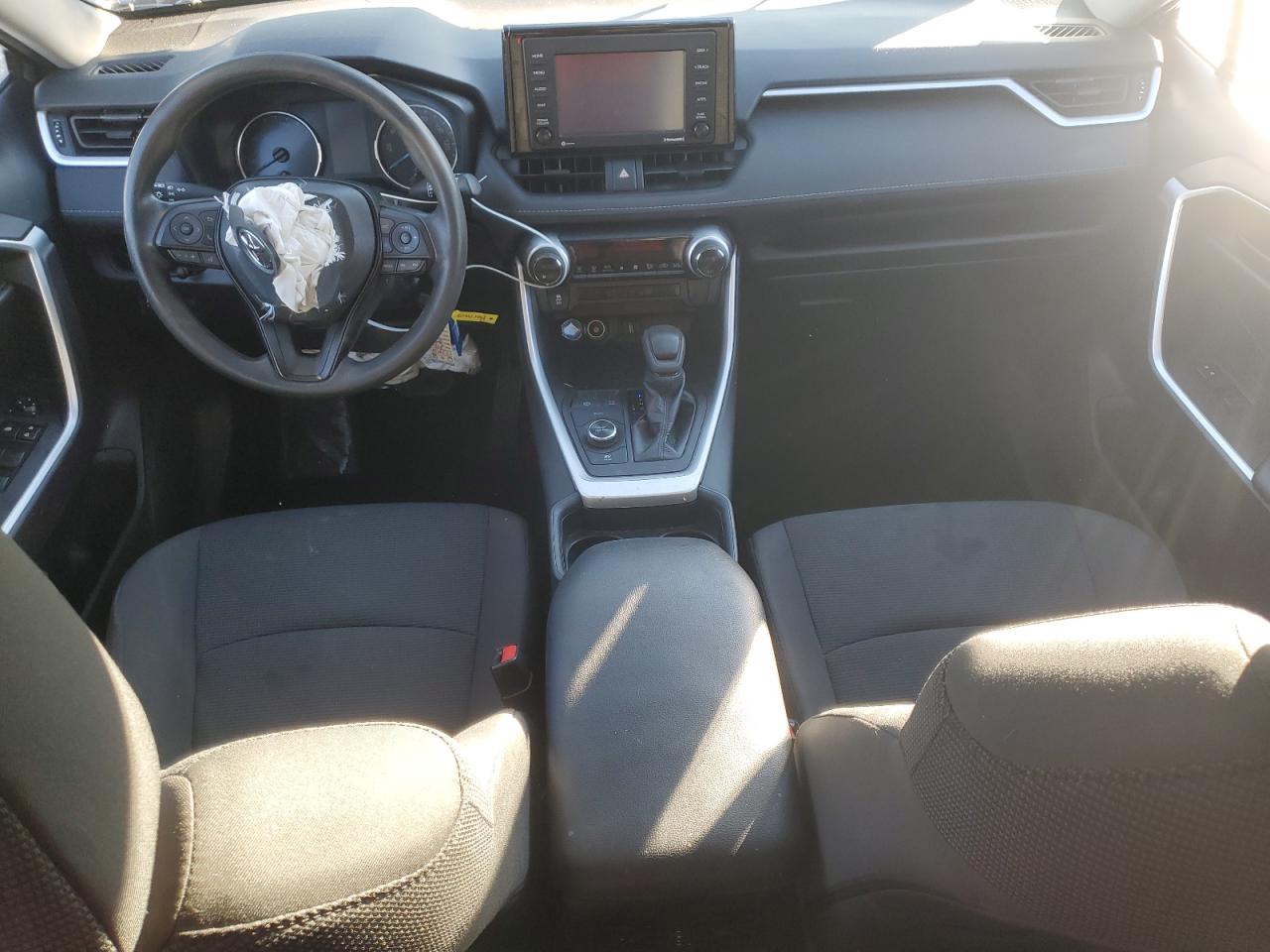 Toyota RAV4 Le Image 8