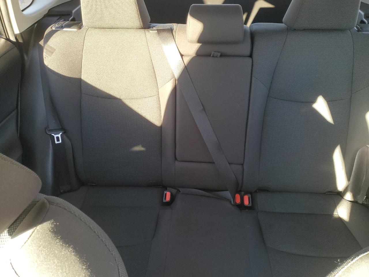 Toyota RAV4 Le Image 10