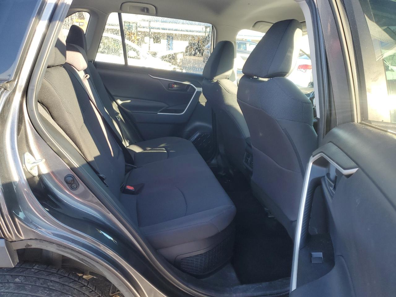 Toyota RAV4 Le Image 12