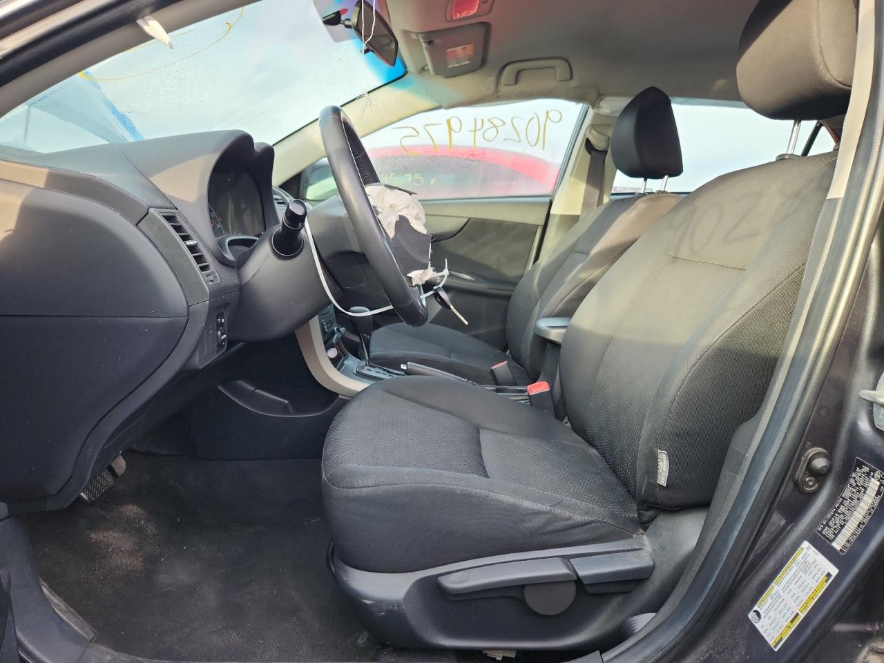 Toyota Corolla Base Image 9