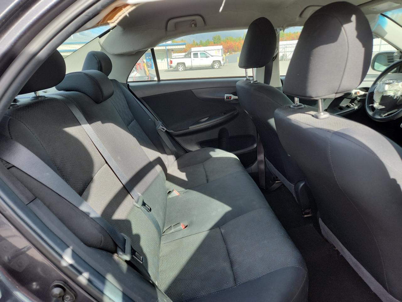 Toyota Corolla Base Image 8