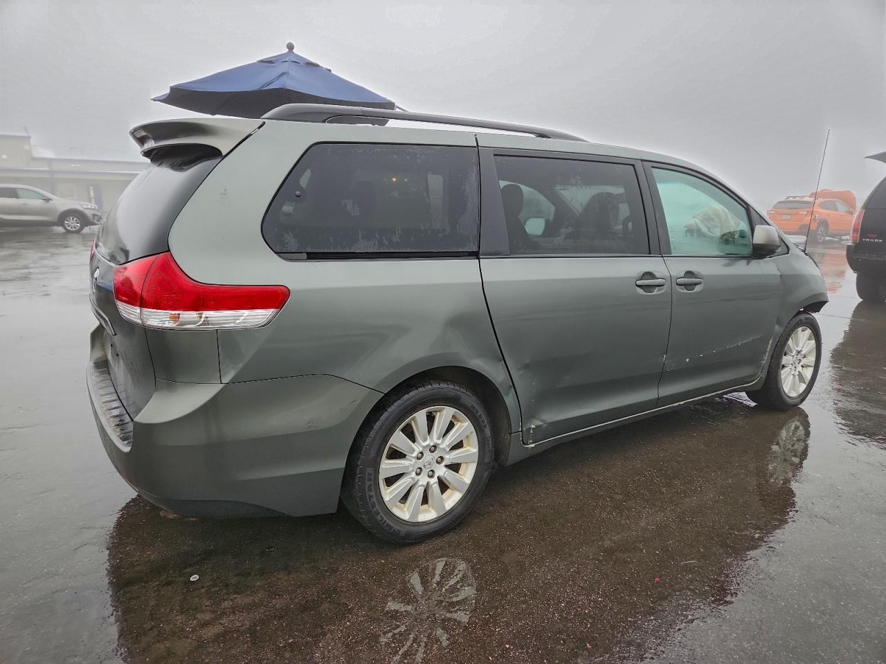 Toyota Sienna Xle Image 2