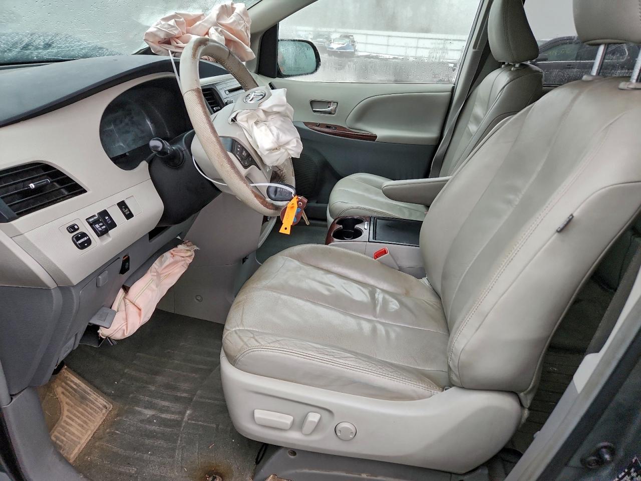 Toyota Sienna Xle Image 6