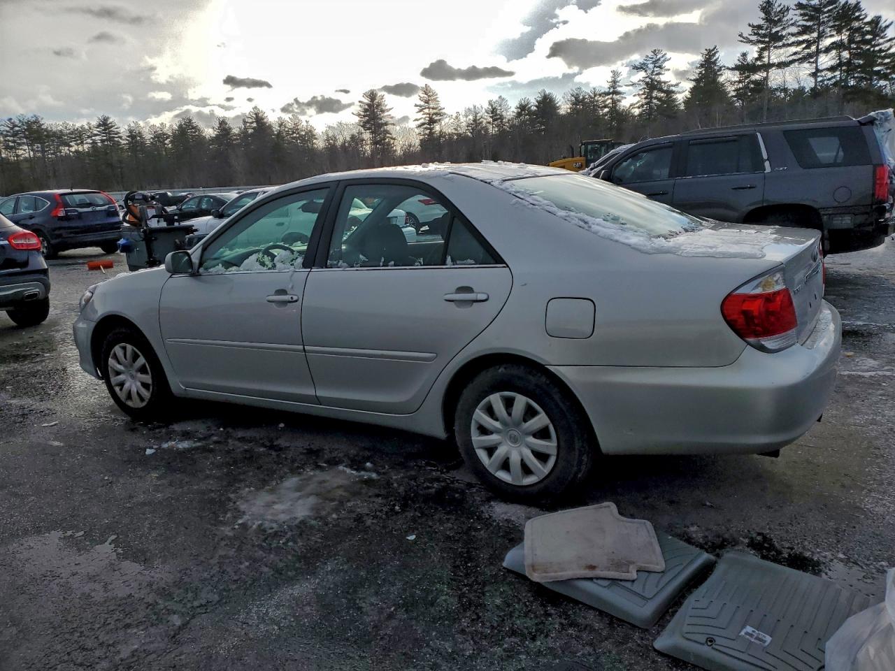 Toyota Camry Le Image 2