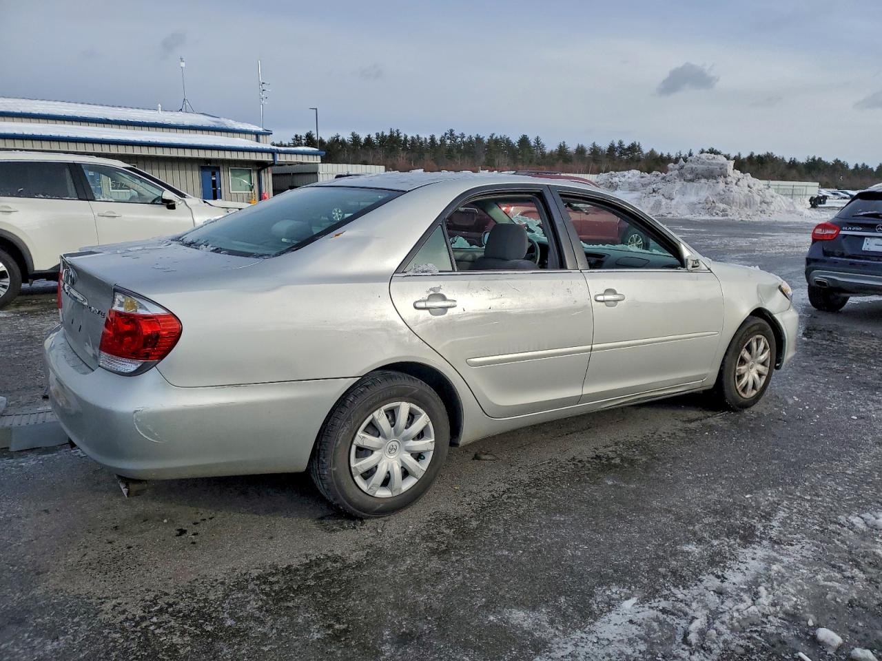 Toyota Camry Le Image 4