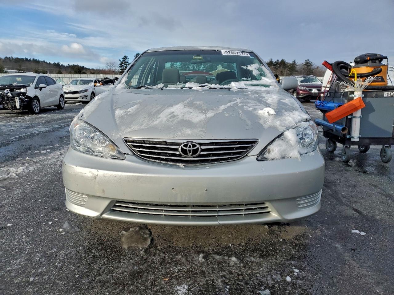 Toyota Camry Le Image 3