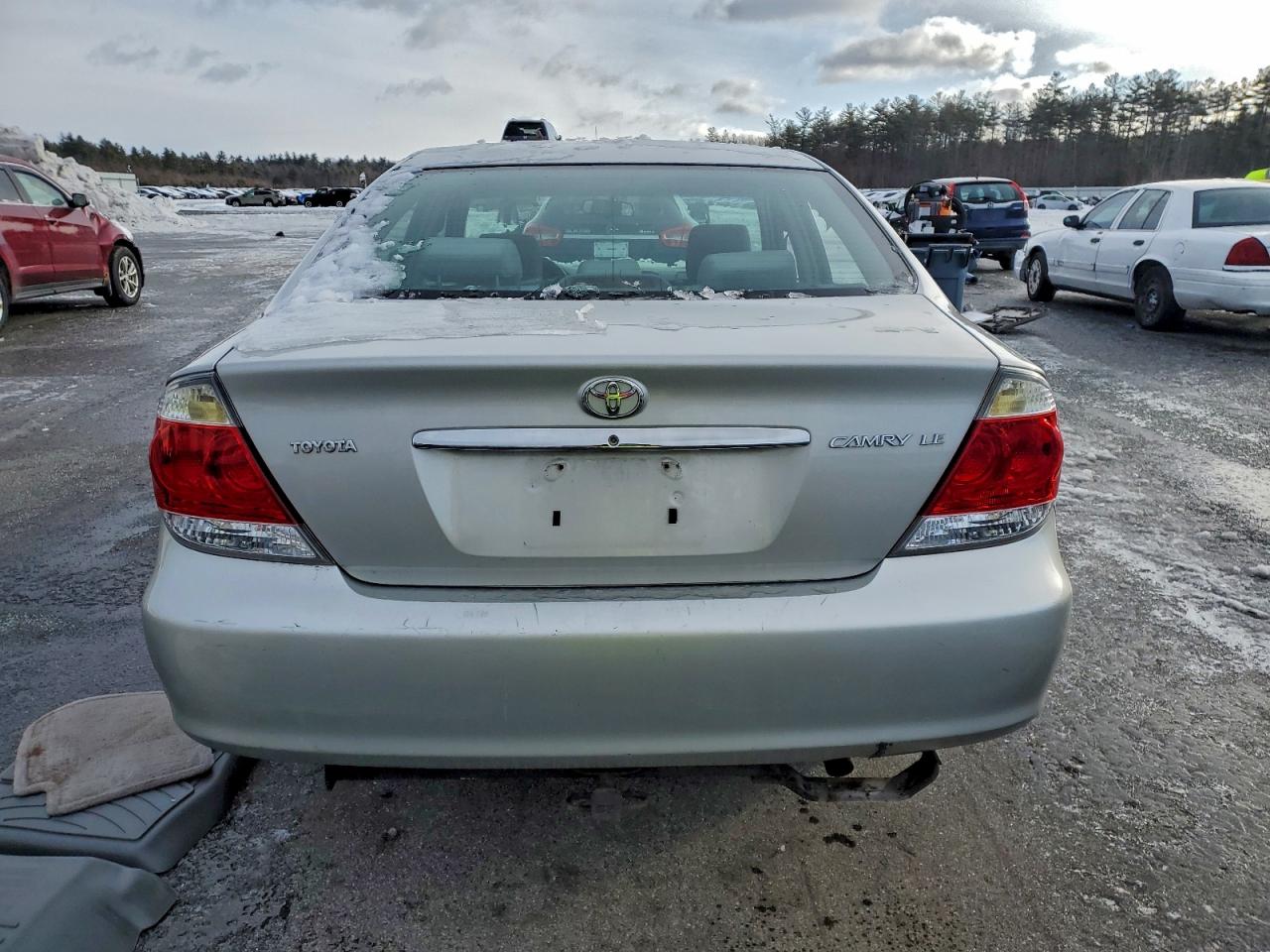 Toyota Camry Le Image 12