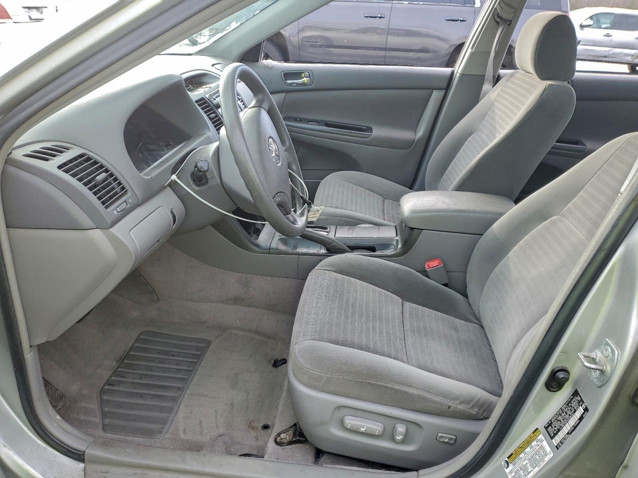 Toyota Camry Le Image 8