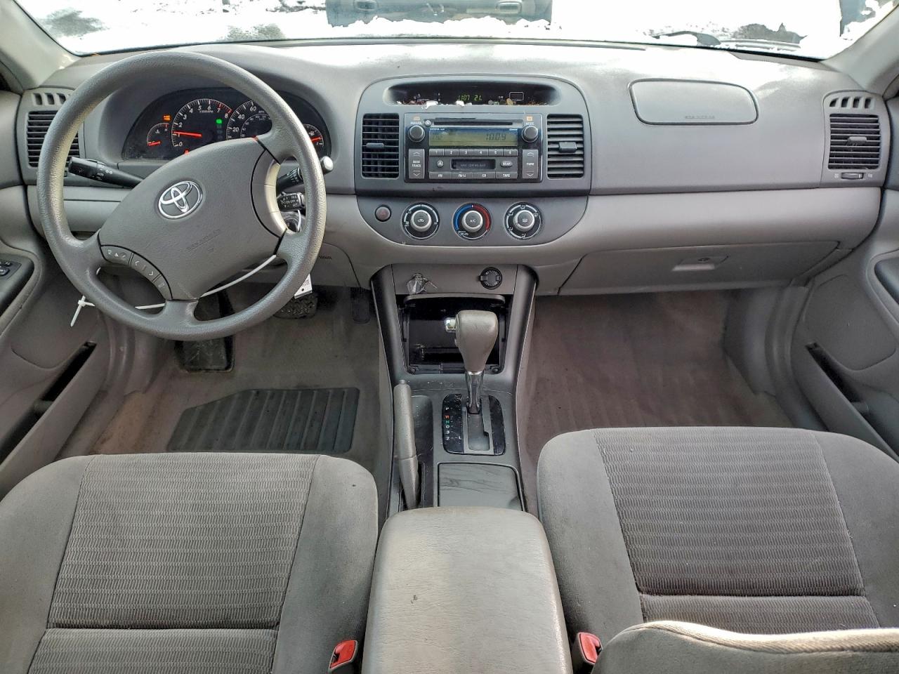 Toyota Camry Le Image 11