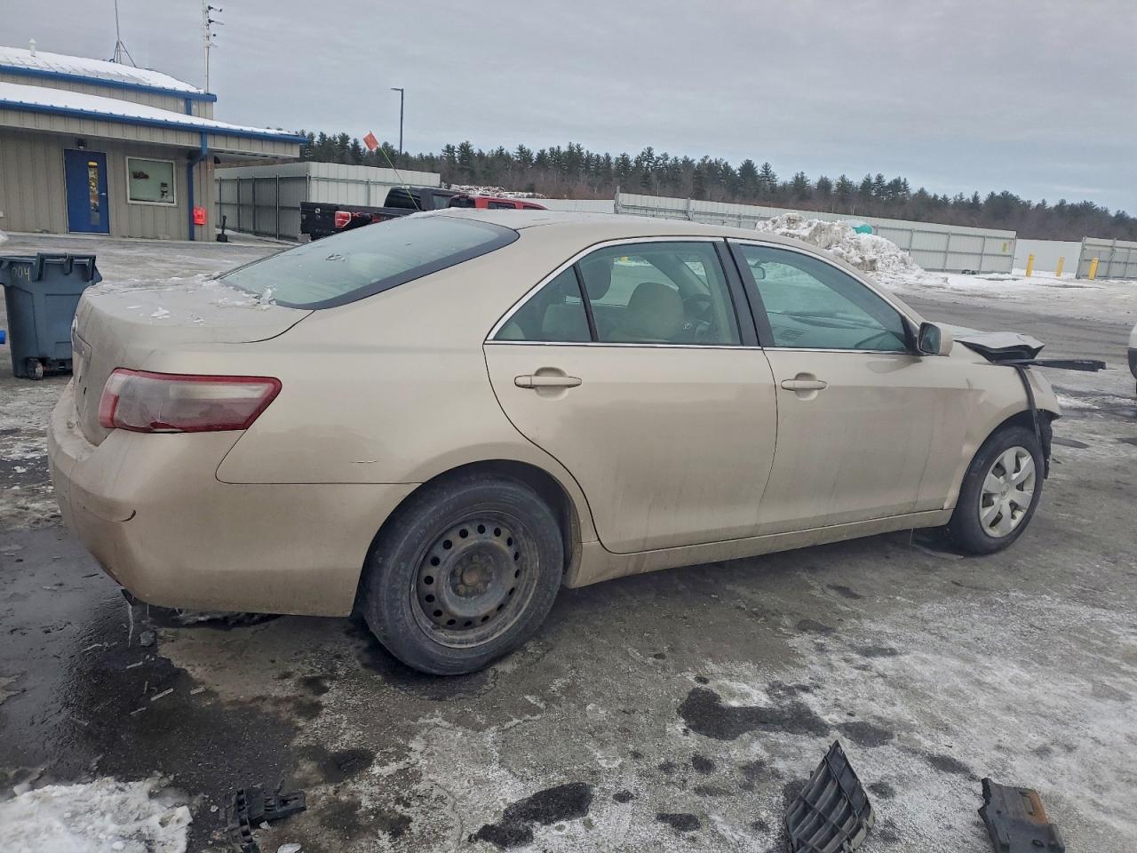 Toyota Camry Base Image 3