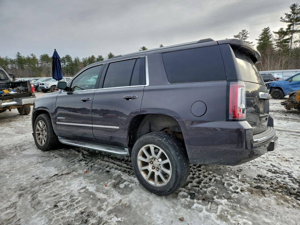 GMC Yukon Denali Image 14