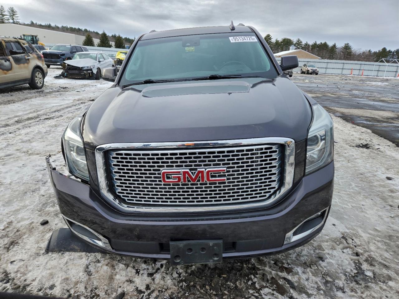 GMC Yukon Denali Image 6