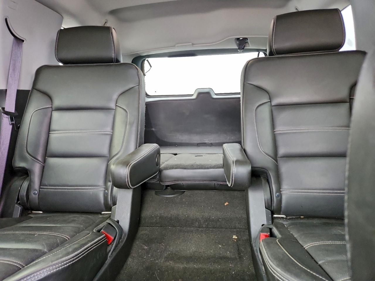 GMC Yukon Denali Image 13