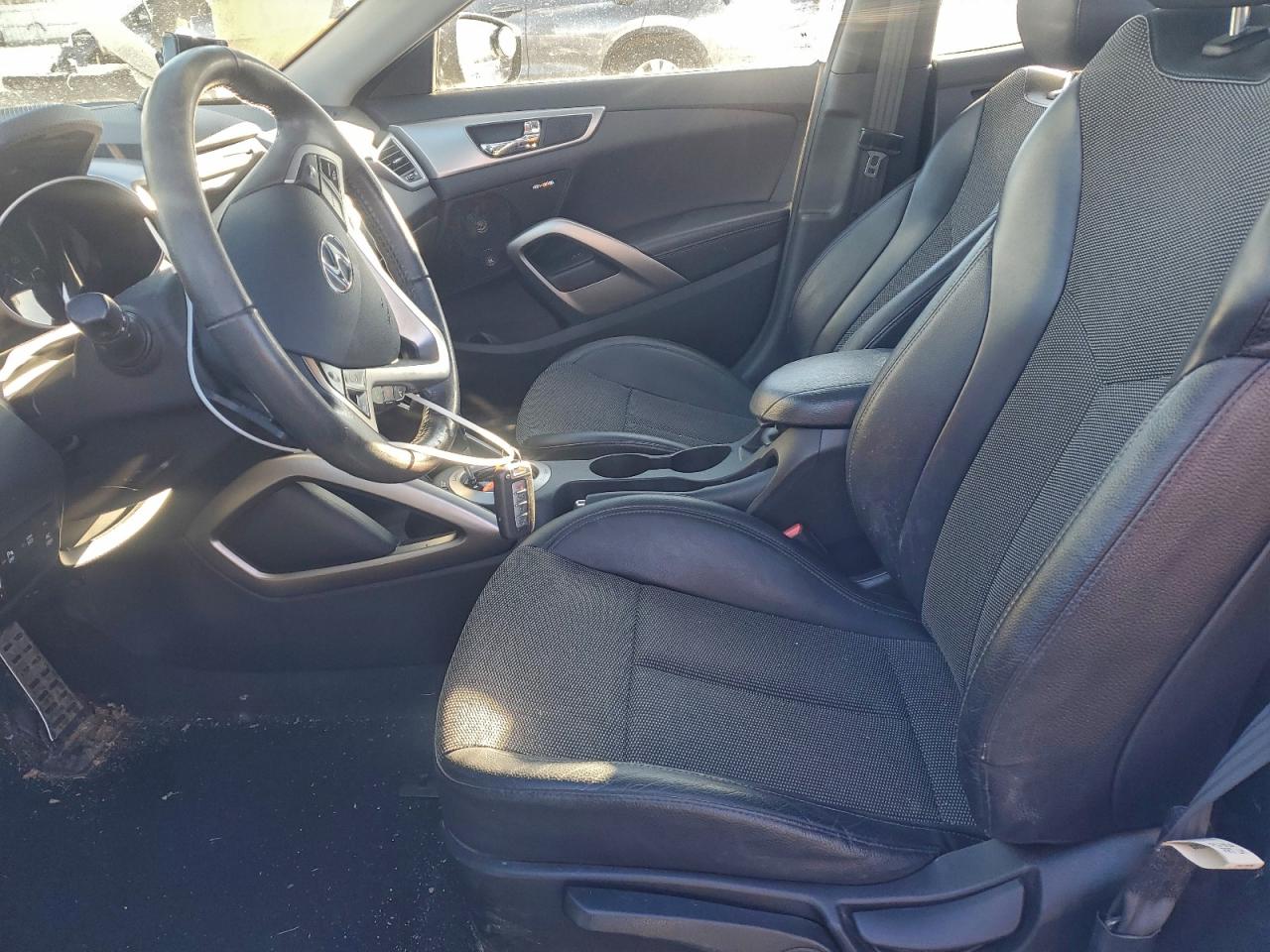 Hyundai VELOSTER Image 9