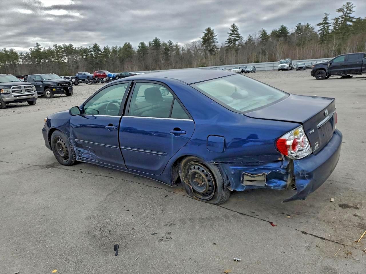 Toyota Camry Le Image 9