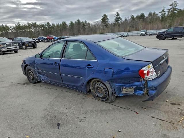 Toyota Camry Le Image 9