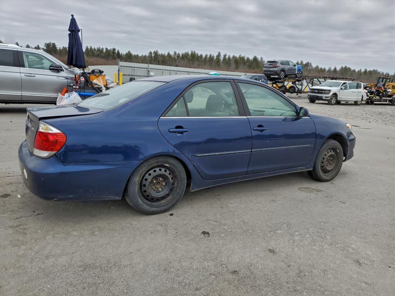 Toyota Camry Le Image 3