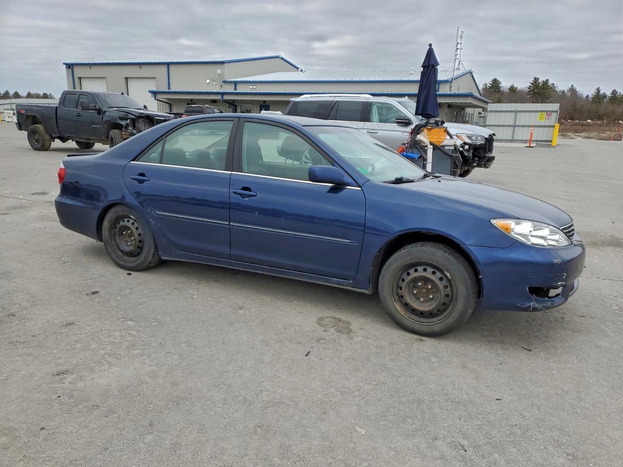 Toyota Camry Le Image 2