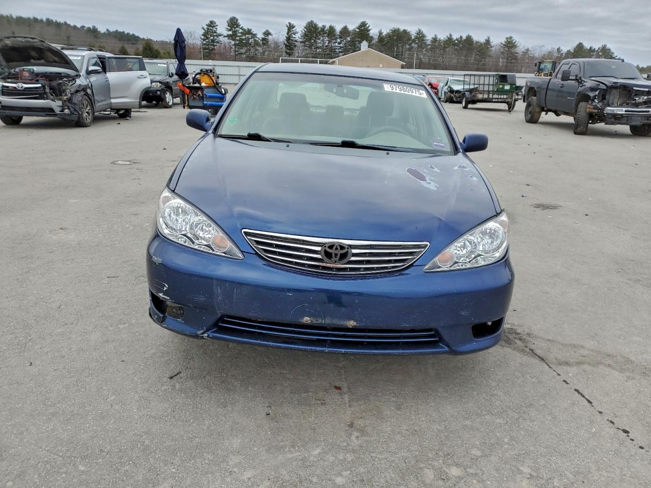 Toyota Camry Le Image 6