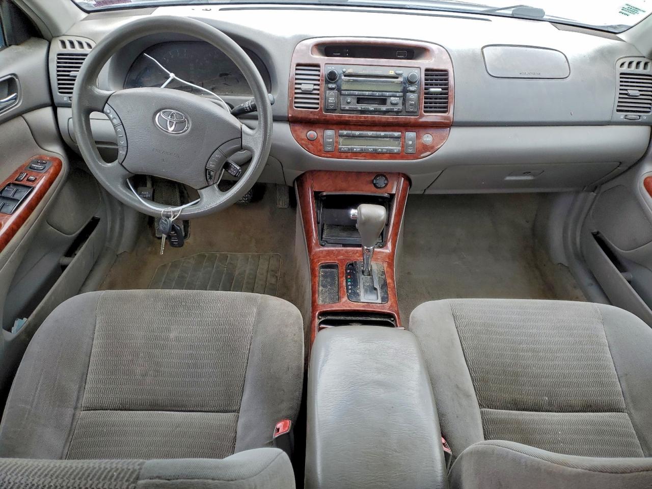 Toyota Camry Le Image 12