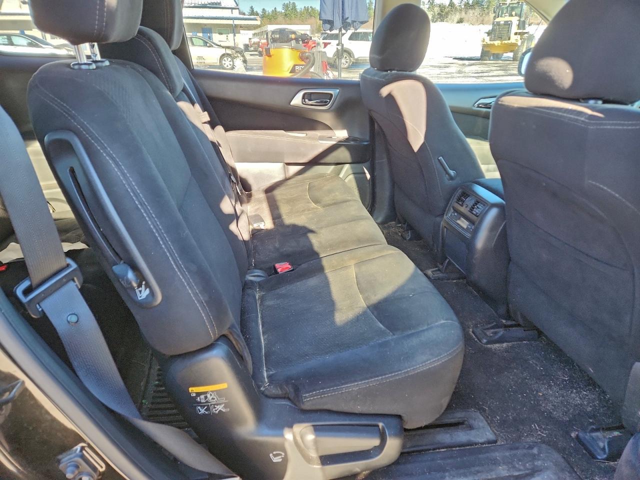 Nissan Pathfinder S Image 9